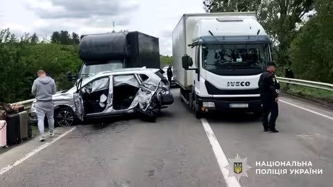 Фото до матеріалу: Масштабна ДТП на трасі Київ–Чоп: постраждала пасажирка, за кермом вантажівок водії з різних регіонів