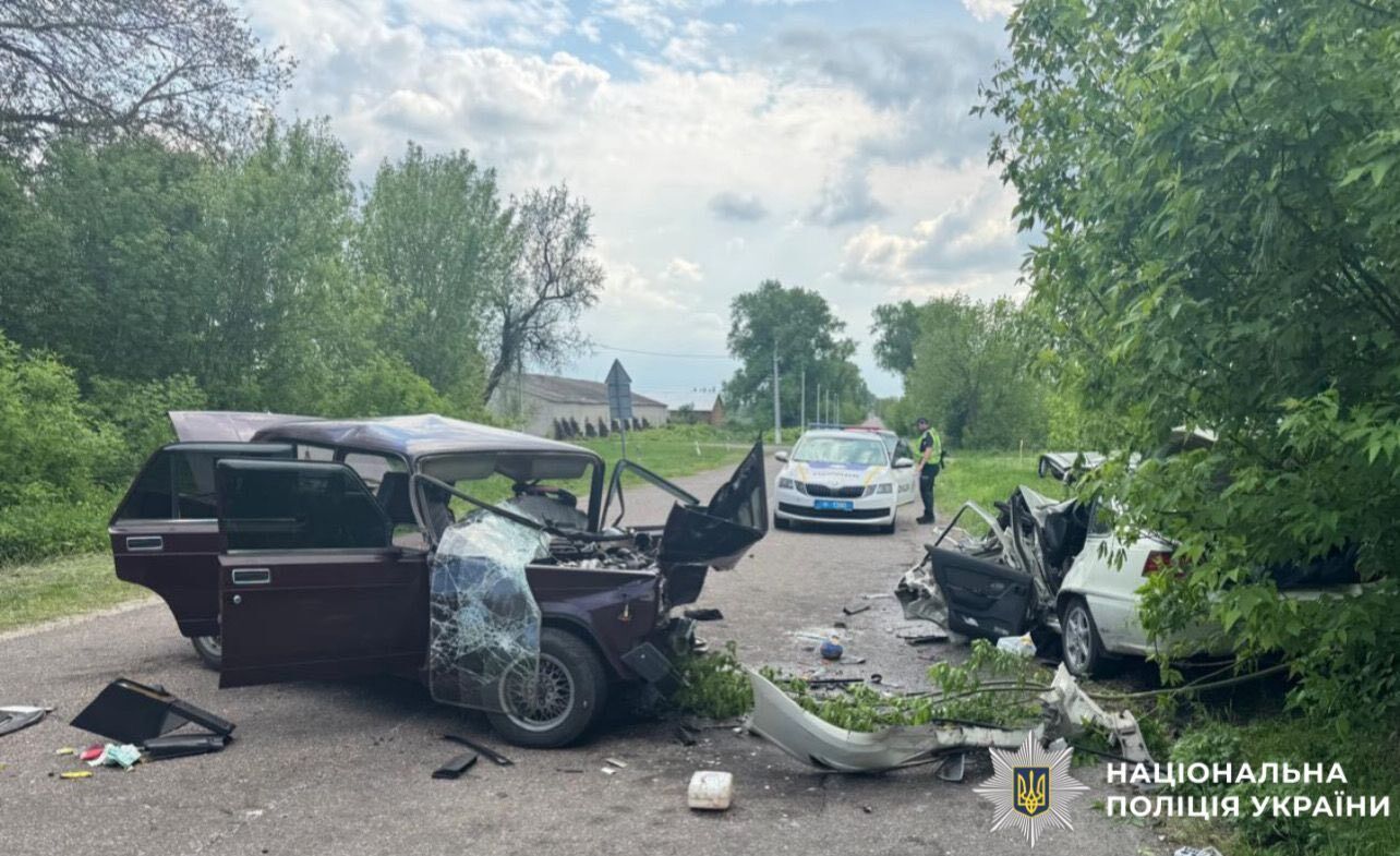 Фото до матеріалу: ДТП на Київщині: дві машини стали металом, постраждало троє