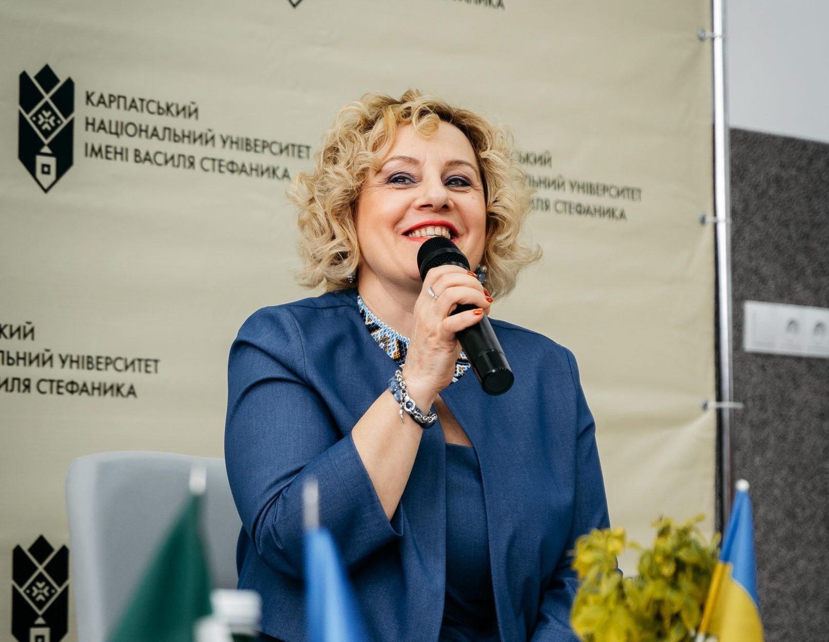 Фото до матеріалу: Випускниця Карпатського університету Леся Королик-Бойко розповіла студентам про силу української пісні та культурну дипломатію