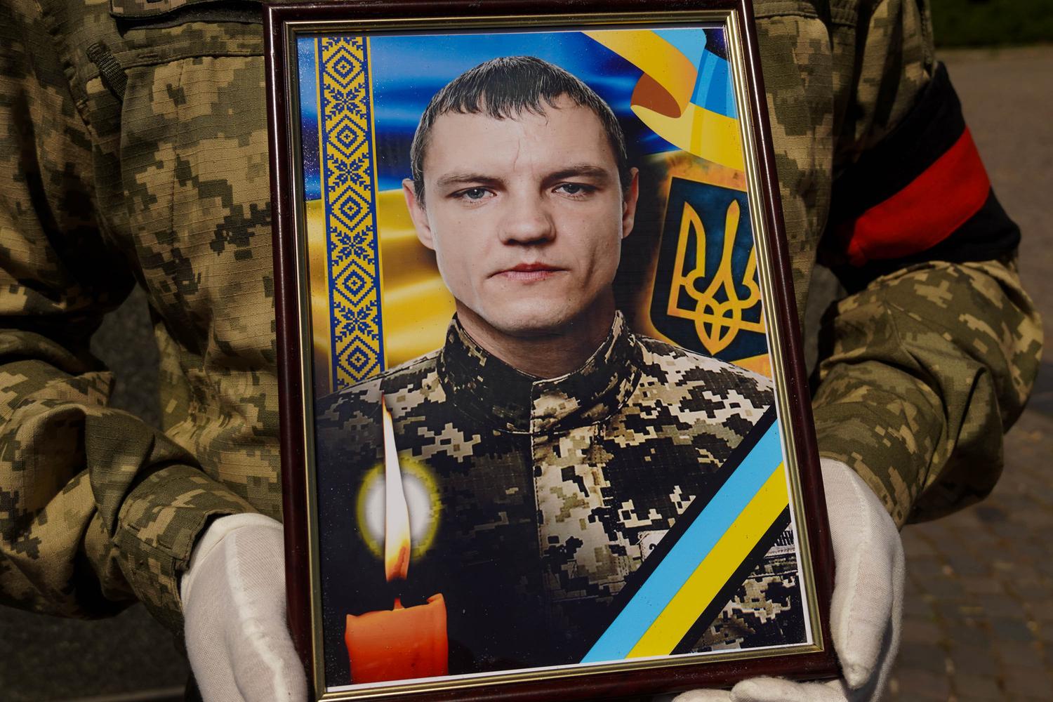 Фото до матеріалу: Захисник Олексій Рожков повернувся на щиті: на 40-му році життя загинув ужгородець