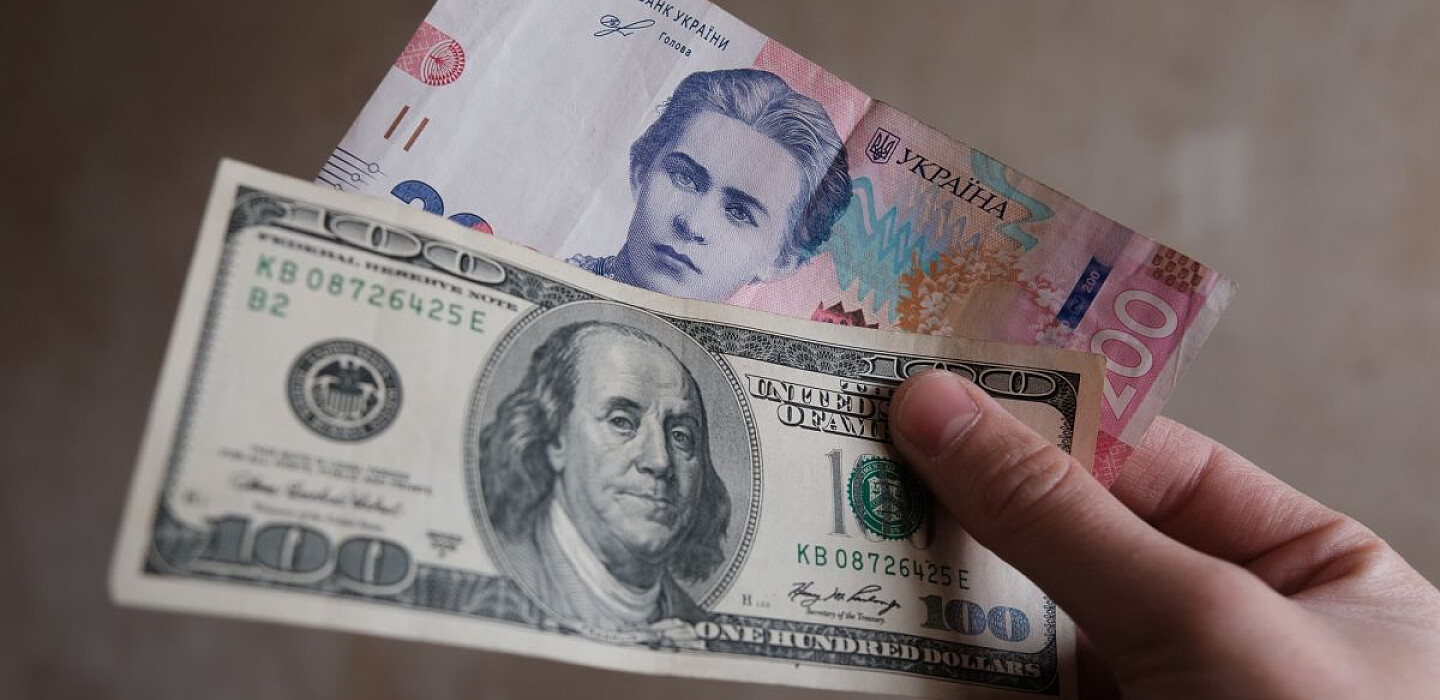Фото до матеріалу: Курс долара та євро впали до 43,80 та 51,60 грн: що змінилося в банках 1 травня 2026