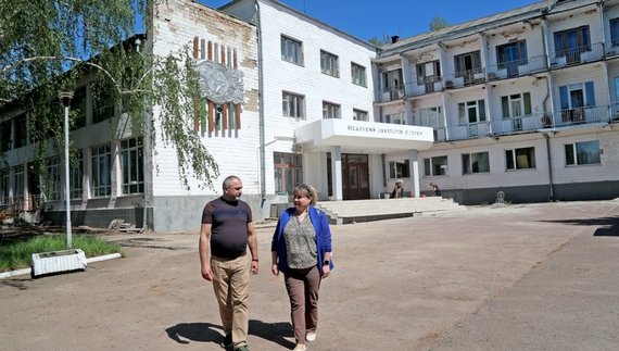 Фото до матеріалу: Чоловік з Корюківки живе без світла і без вікон після обстрілу