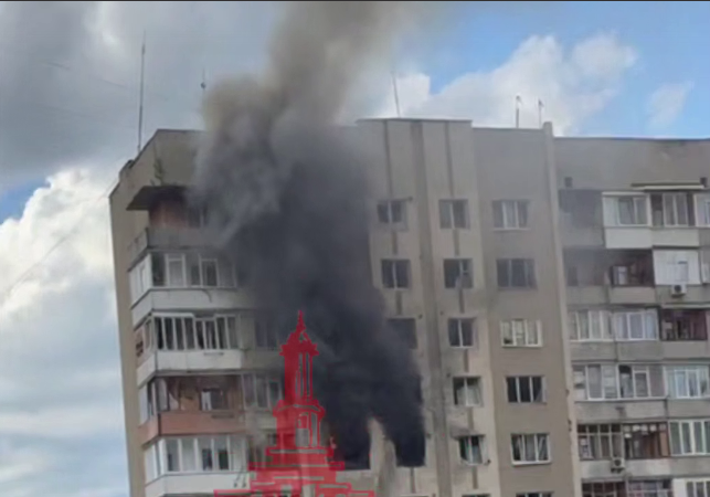 Фото до матеріалу: В Івано-Франківську російський дрон влучив у житловий будинок: спалахнула пожежа