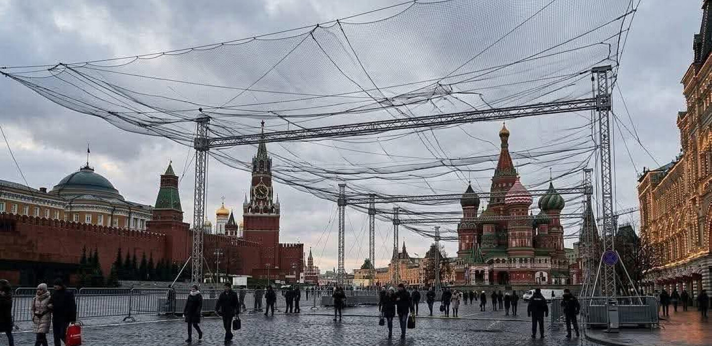 Фото до матеріалу: Росіяни готуються до урізаного Дня перемоги: без техніки, глушіння інтернету та загроза обстрілів