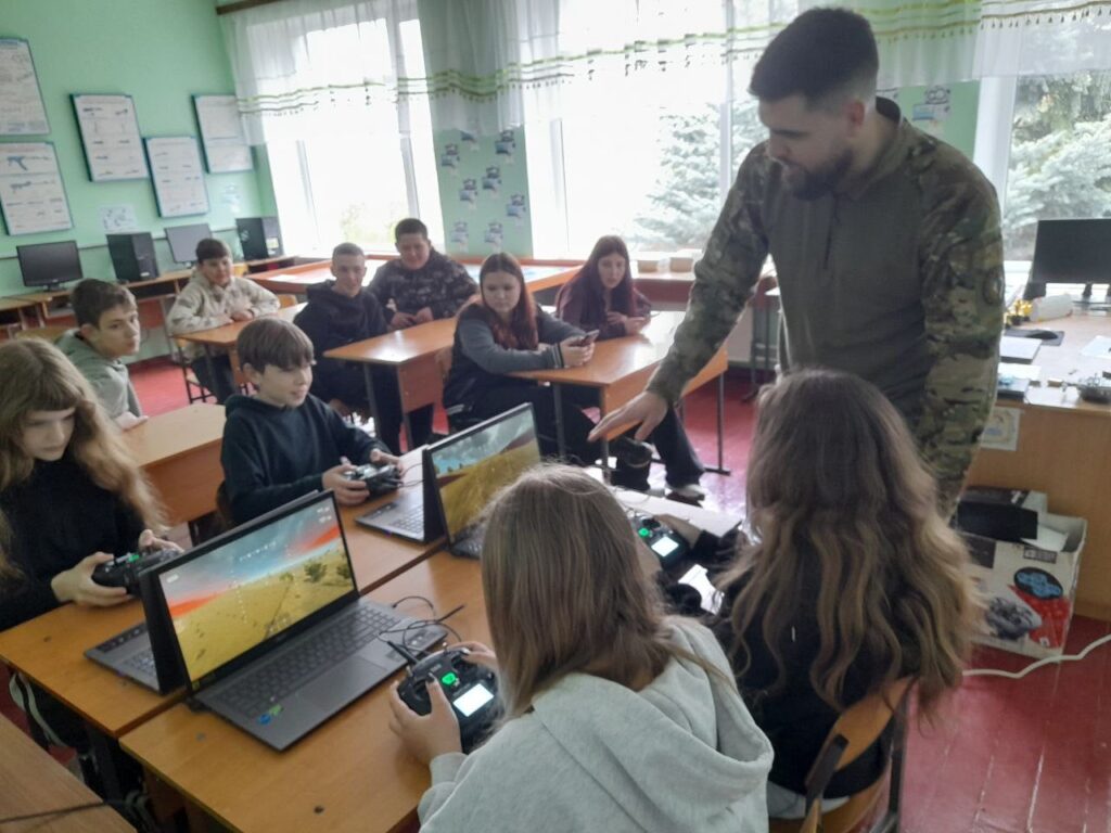 Фото до матеріалу: У Сигнаївському ліцеї учнів навчили керувати БПЛА та надавати першу допомогу