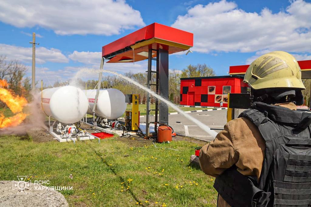 Фото до матеріалу: Водії: не залишайтеся біля колонки під час тривоги через ризик вибуху на АЗС
