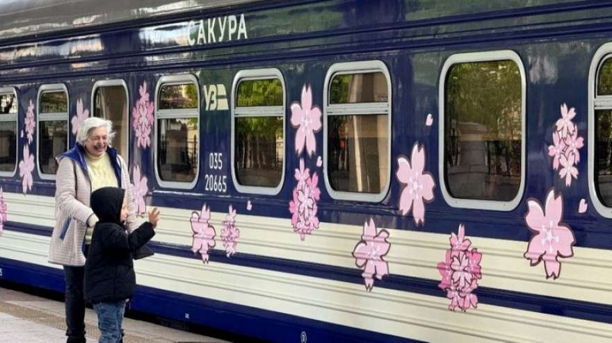 Фото до матеріалу: На маршруті Київ-Ужгород з'явився поїзд «Сакура» з новими українськими вагонами
