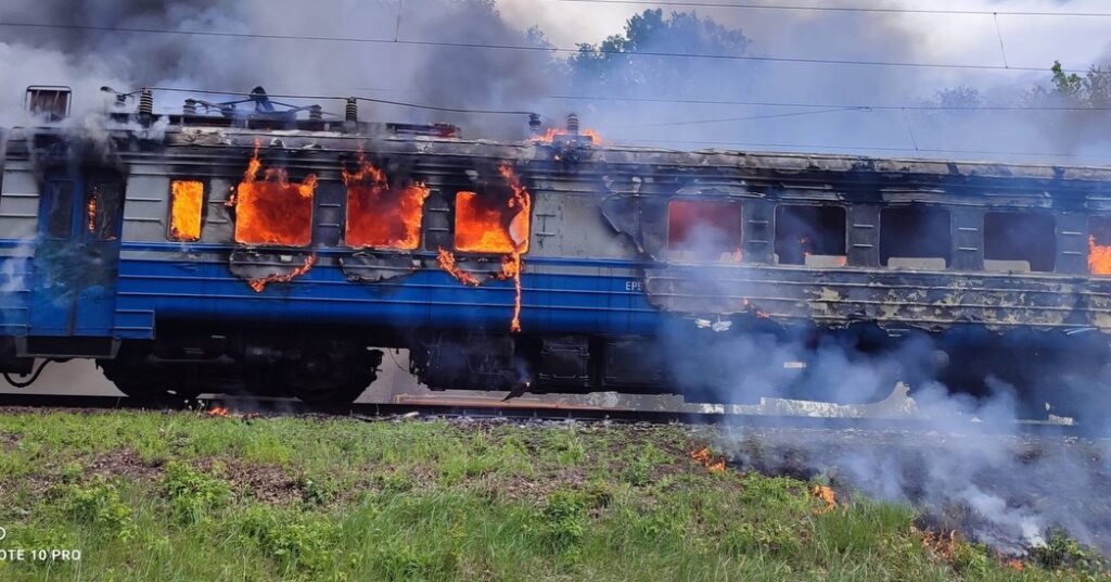 Фото до матеріалу: Загорівся електропотяг на Кам'янщині: евакуйовано 40 пасажирів