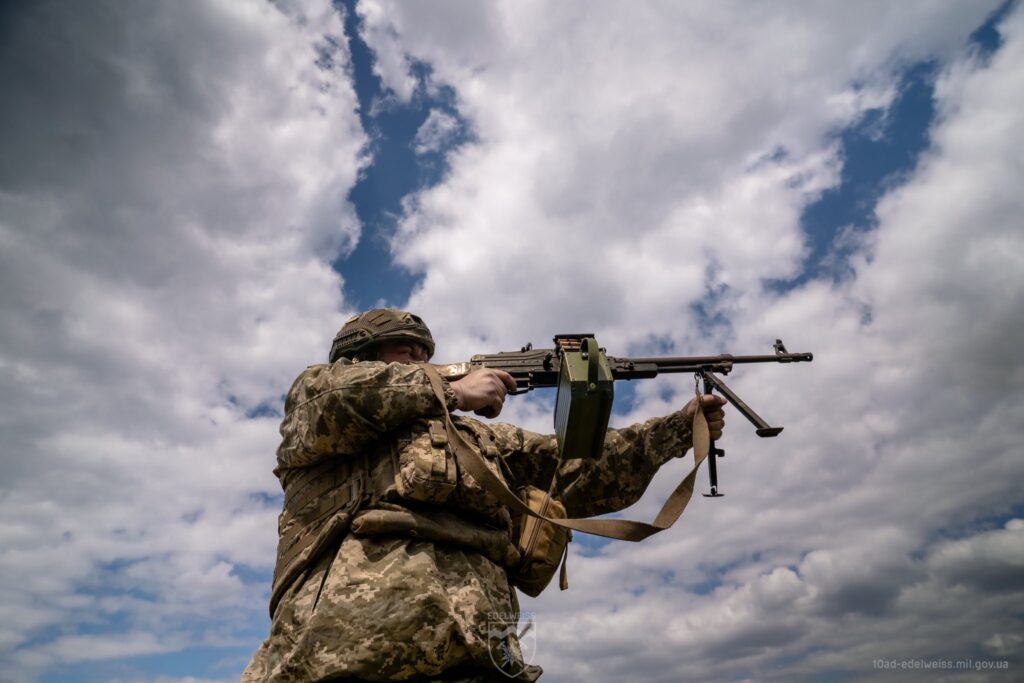 Фото до матеріалу: Піхотинці 10-ї гірсько-штурмової бригади «Едельвейс» проводять щоденні тренування