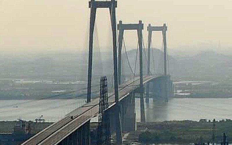 Фото до матеріалу: На Північному мосту в Києві стався прорив трубопроводу: дорога залита водою