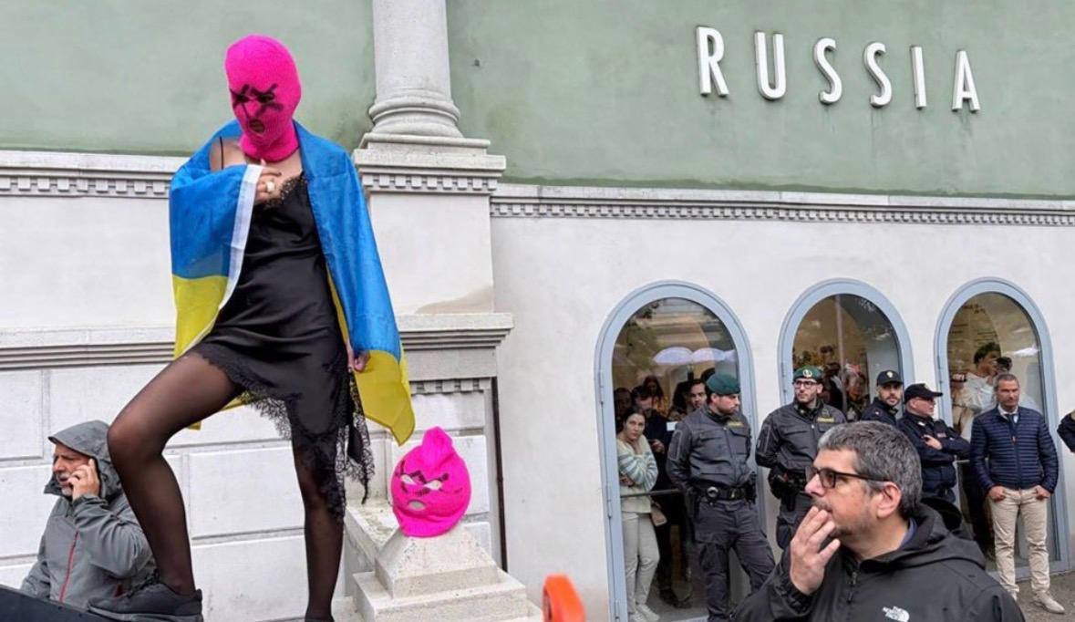Фото до матеріалу: Активістки Pussy Riot та Femen провели протест проти участі Росії у Венеційській бієнале