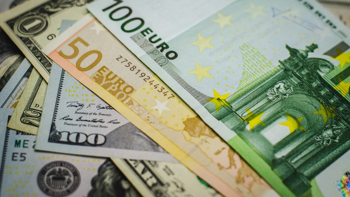 Фото до матеріалу: Купівля валюти населенням України у квітні 2026 року впала до мінімуму з серпня 2025 року