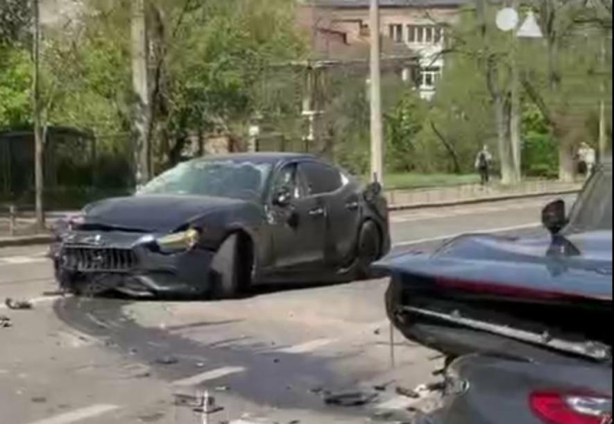 Фото до матеріалу: У Києві біля Ботанічного саду сталася ДТП: Maserati зіткнувся з легковиком
