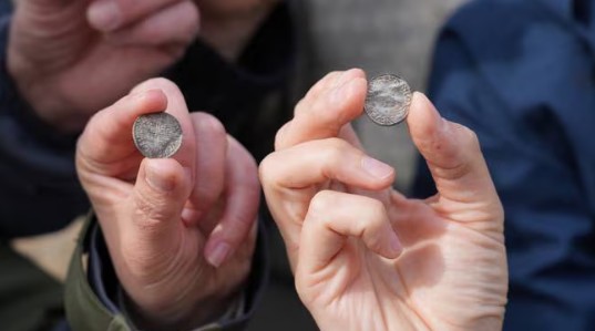 Фото до матеріалу: Рекордна знахідка: у Норвегії виявили найбільший скарб монет епохи вікінгів