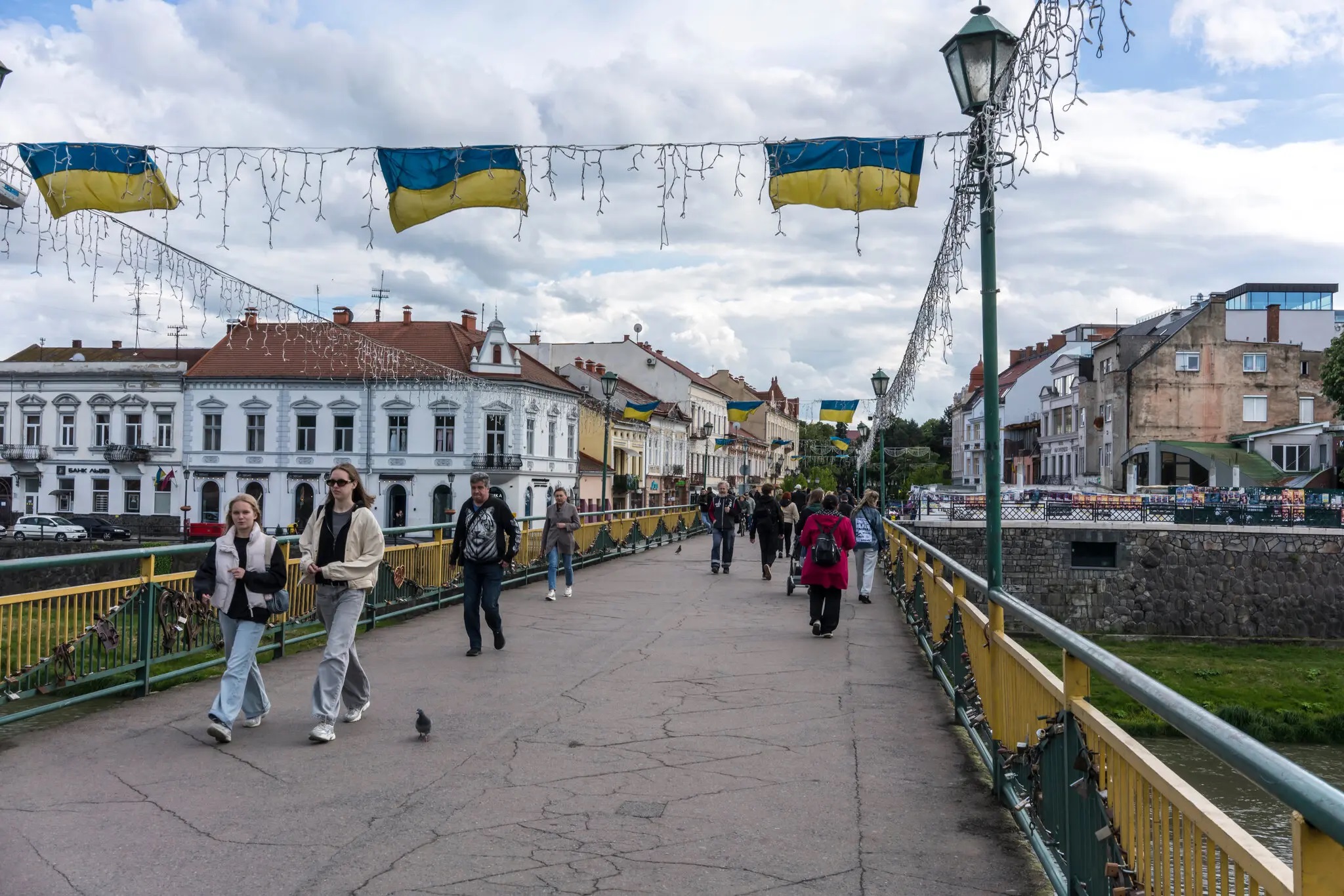 Фото до матеріалу: Чому Закарпаття залишається оазисом спокою: як війна обійшла західний регіон