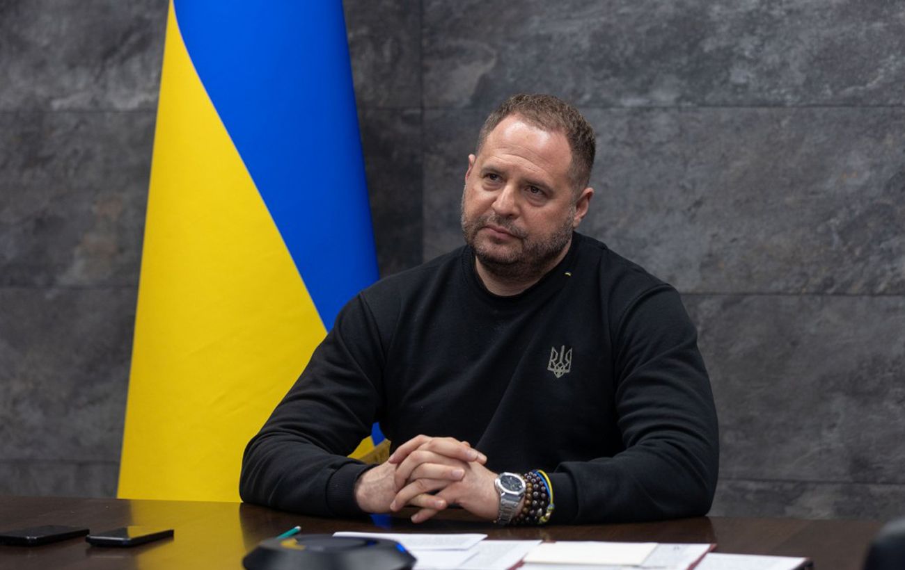 Фото до матеріалу: Зеленський не поспішає коментувати підозру Єрмаку