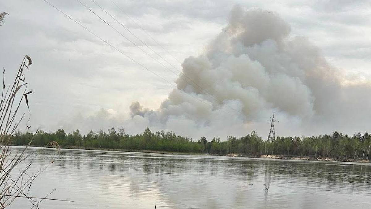 Фото до матеріалу: У Чорнобильській зоні ліквідують масштабну лісову пожежу