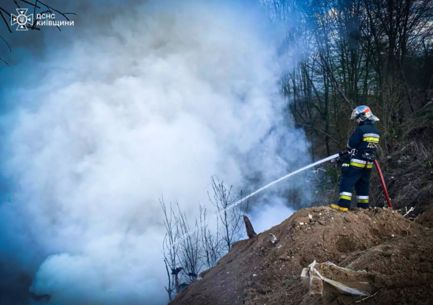 Фото до матеріалу: У Фастівському районі ліквідовано пожежу на смітнику: рятувальники встановили причину