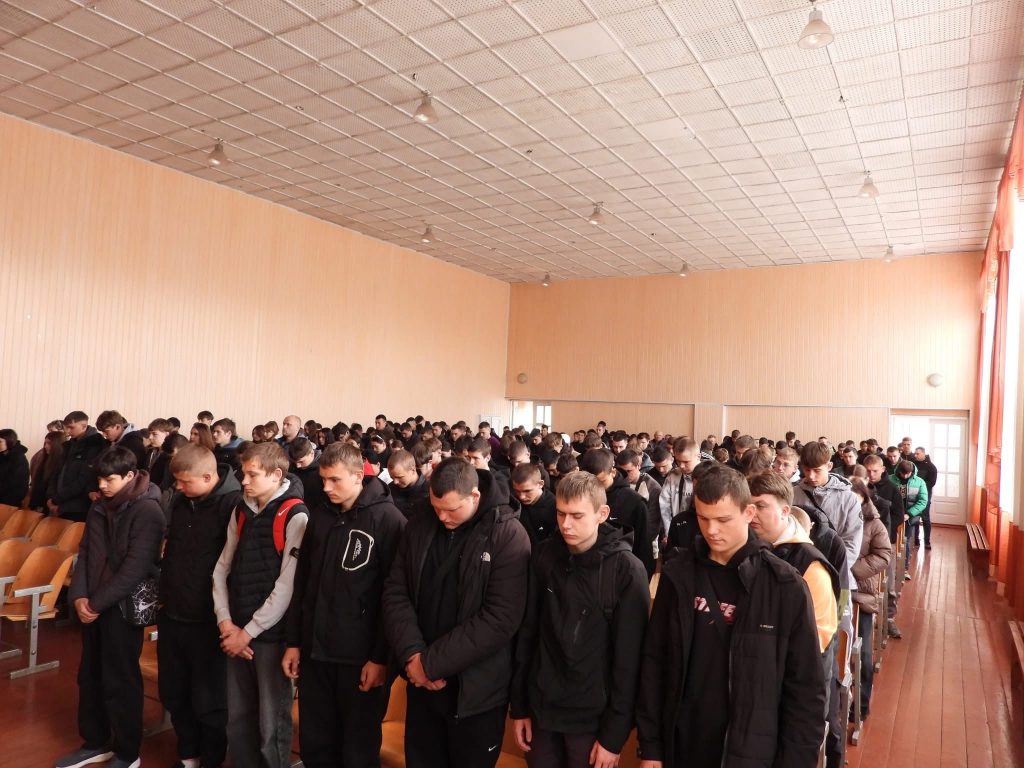 Фото до матеріалу: У Колках вшанували пам'ять жертв Чорнобильської трагедії