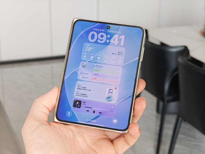Фото до матеріалу: Apple готує гнучкий смартфон iPhone Ultra: реалістичні рендери та ключові характеристики