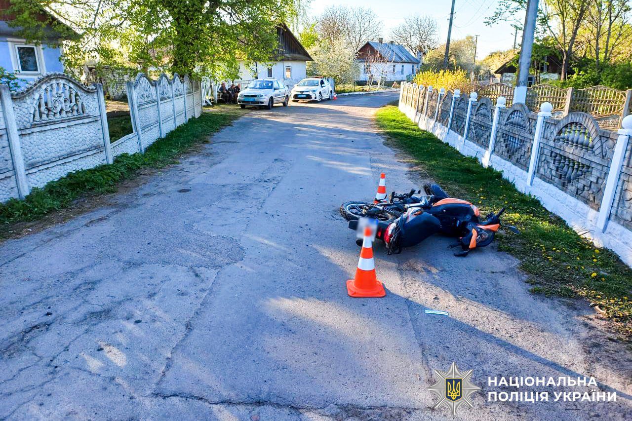 Фото до матеріалу: У селі Підгайці мотоцикліст в'їхав у бетонну огорожу