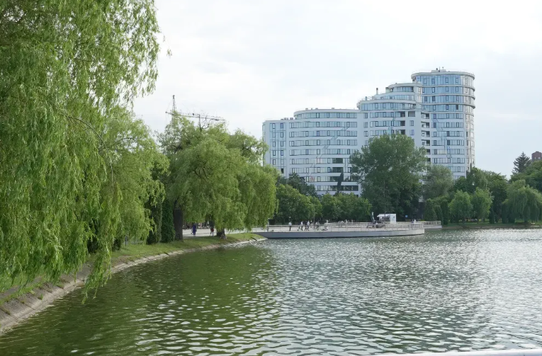 Фото до матеріалу: Рівень води в міському озері Івано-Франківська знизився: що роблять комунальники