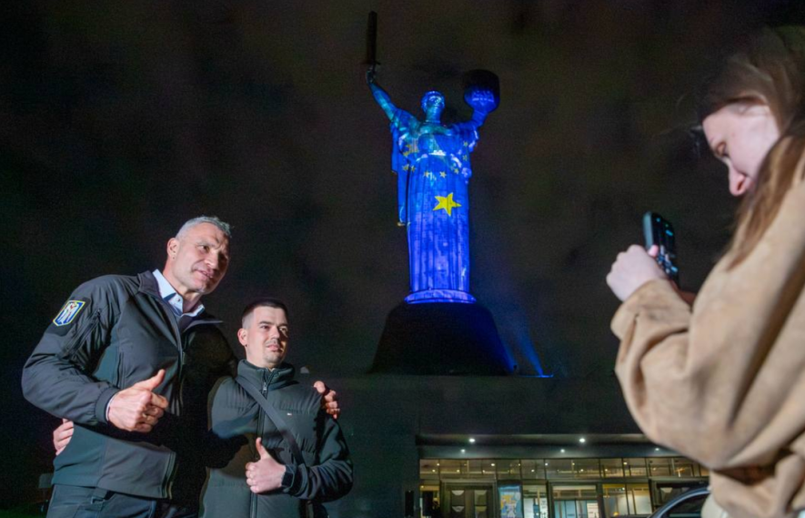 Фото до матеріалу: Уночі над Печерськими пагорбами з’явилось яскраве сяйво, - ФОТО
