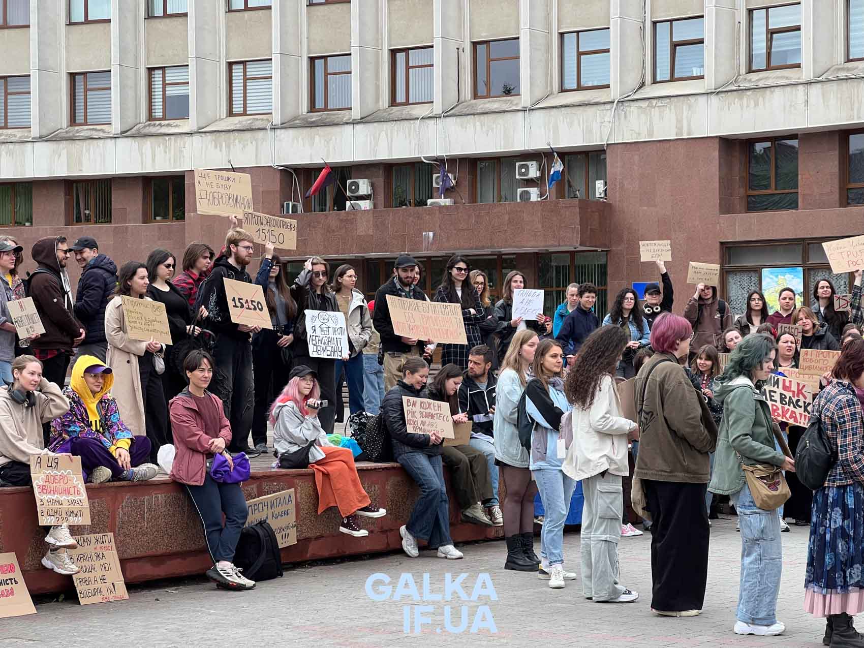 Фото до матеріалу: У Франківську двоє молодиків напали на активісток після мирної акції