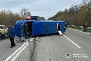 Фото до матеріалу: Вінниця: під час ДТП на М-30 зіткнулися позашляховик та автобус, шестеро людей у лікарні