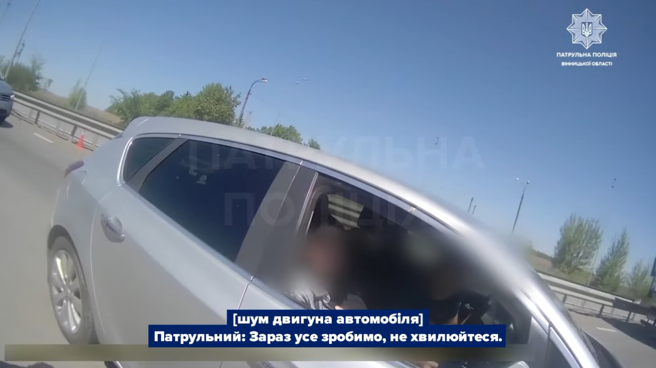 Фото до матеріалу: Поліцейські врятували жінку з пологів: патрульні доправили породіллю до лікарні