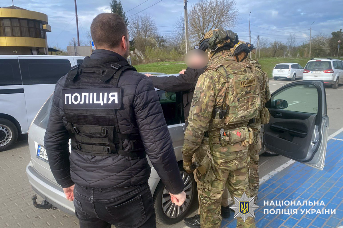 Фото до матеріалу: У Нетішині затримали шахрая, який обіцяв зняти чоловіків з військового обліку за 12 тисяч доларів