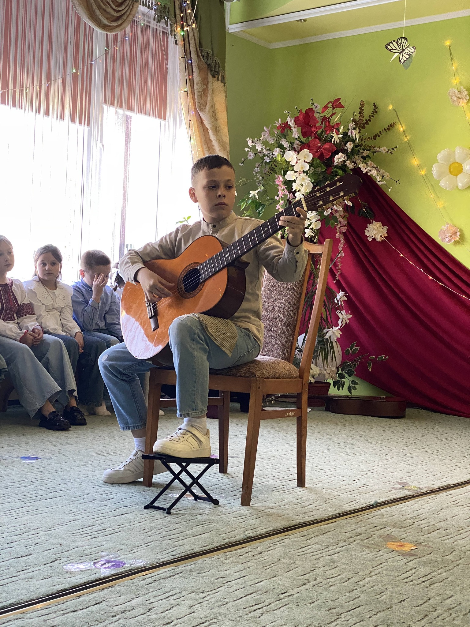 Фото до матеріалу: Юні музиканти Демидівщини зіграли концерт для вихованців дитсадка «Сонечко»