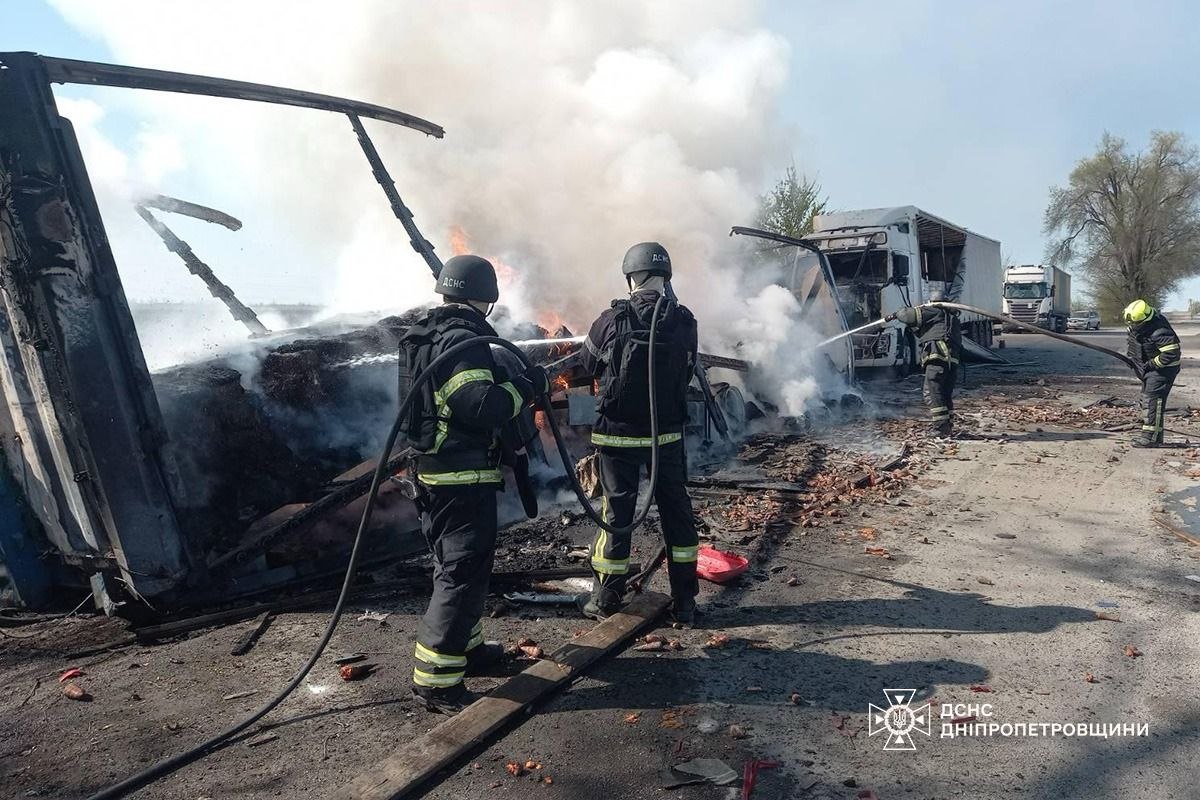 Фото до матеріалу: Рятувальники ліквідували наслідки ворожої атаки в Кам'янському районі