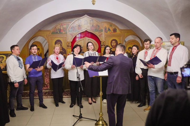 Фото до матеріалу: У Володимирі відкрили виставку Володимира Козюка «Мадонни українських міст»
