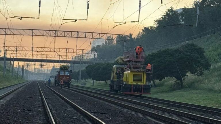 Фото до матеріалу: Атака на поїзд на Миколаївщині: пошкоджено локомотив та вагони, рух відновлено