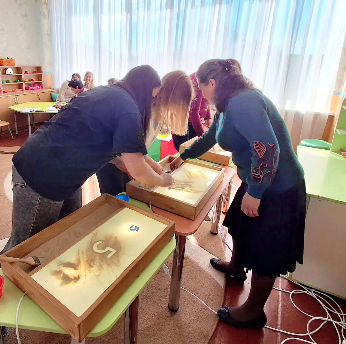 Фото до матеріалу: Творче перезавантаження: у Ратнівському дитсадку навчилися створювати живі картини з піску