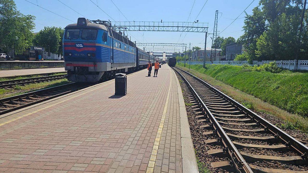 Фото до матеріалу: Потяг Миколаїв — Лозова, пошкоджений під обстрілом, прибув на Харківщину за розкладом