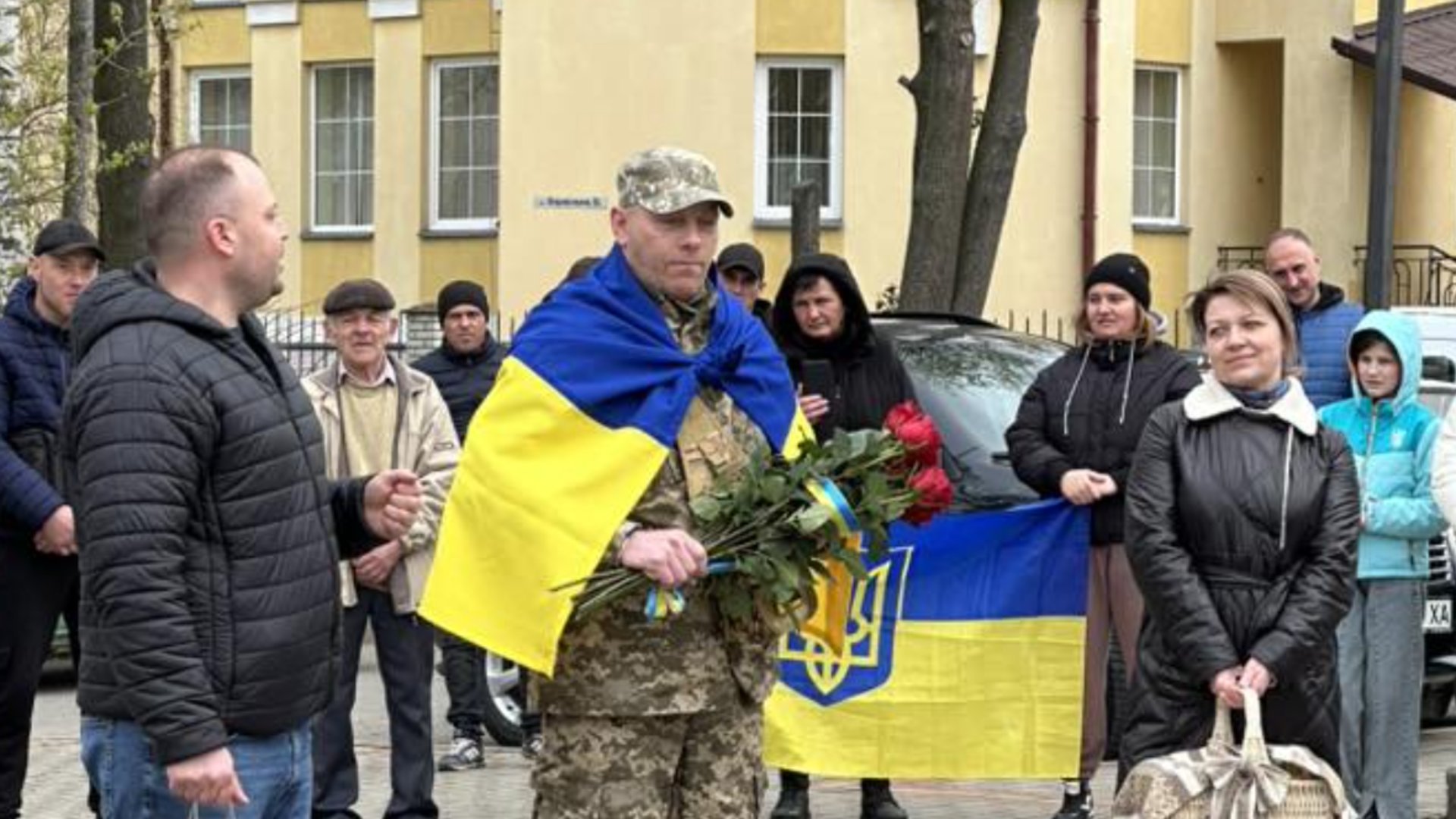 Фото до матеріалу: Воїна Павла Юркевича зустріли на батьківщині після 994 днів у полоні