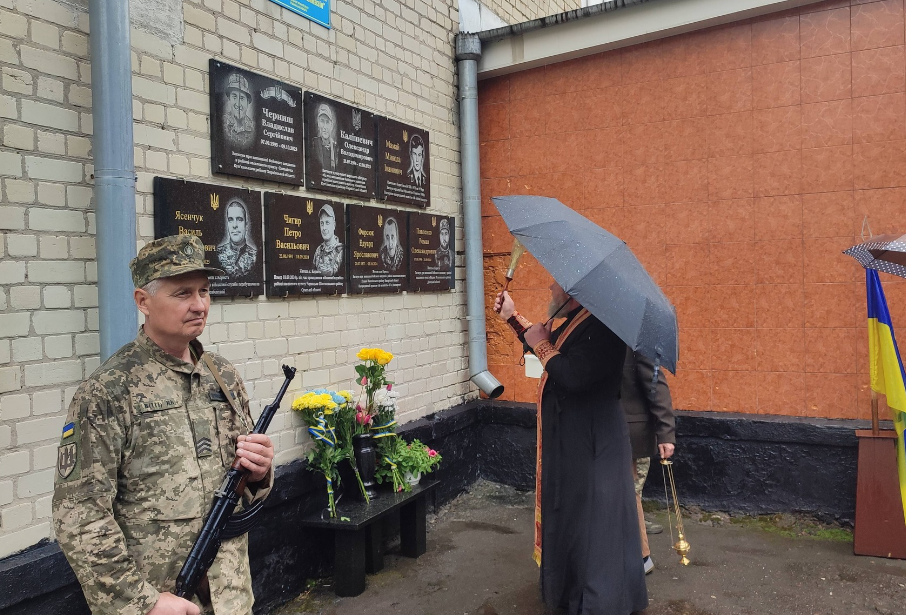 Фото до матеріалу: У Користі вшанували пам'ять загиблих захисників: відкрили меморіальні дошки та зібрали 27 тисяч гривень на ЗСУ