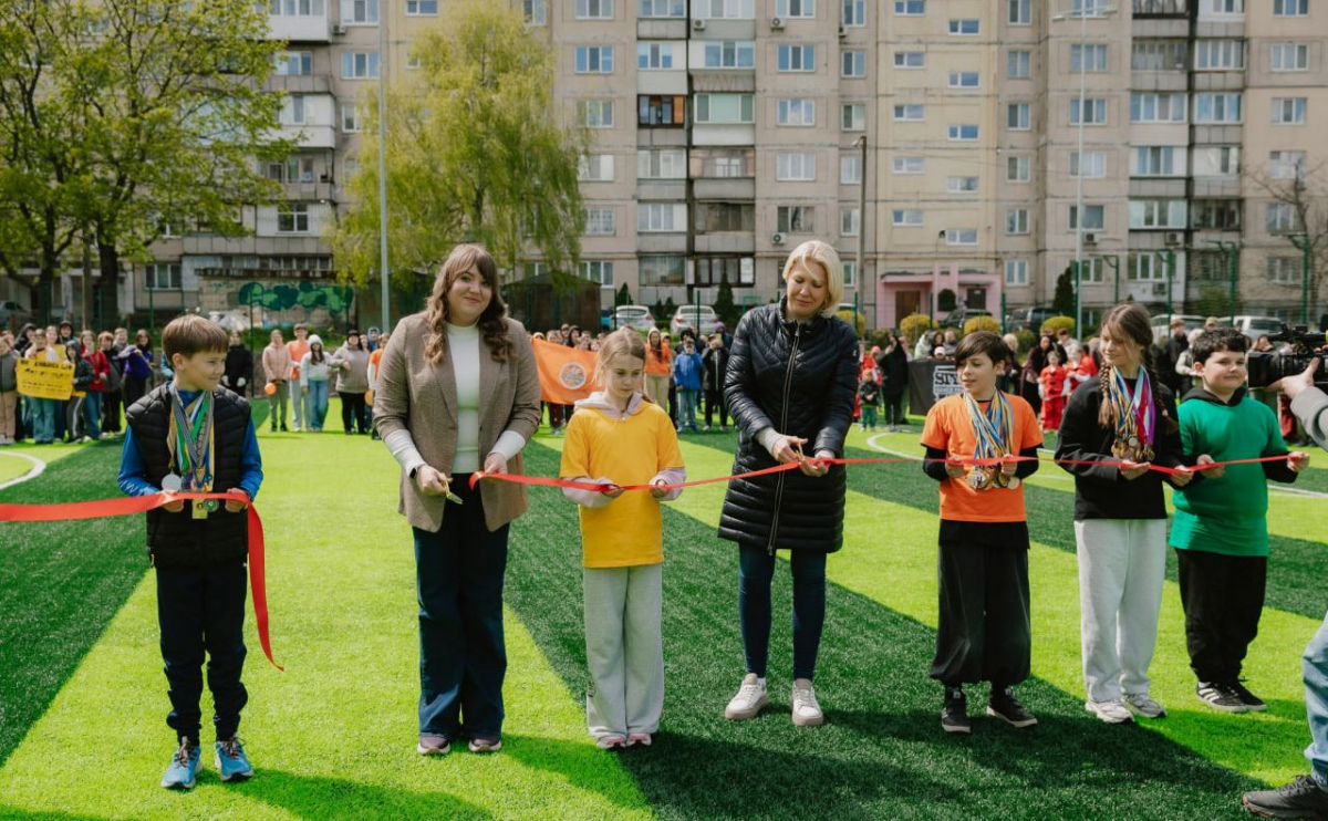 Фото до матеріалу: На Оболоні відкрили сучасне футбольне поле для учнів ліцею №14: як воно виглядає