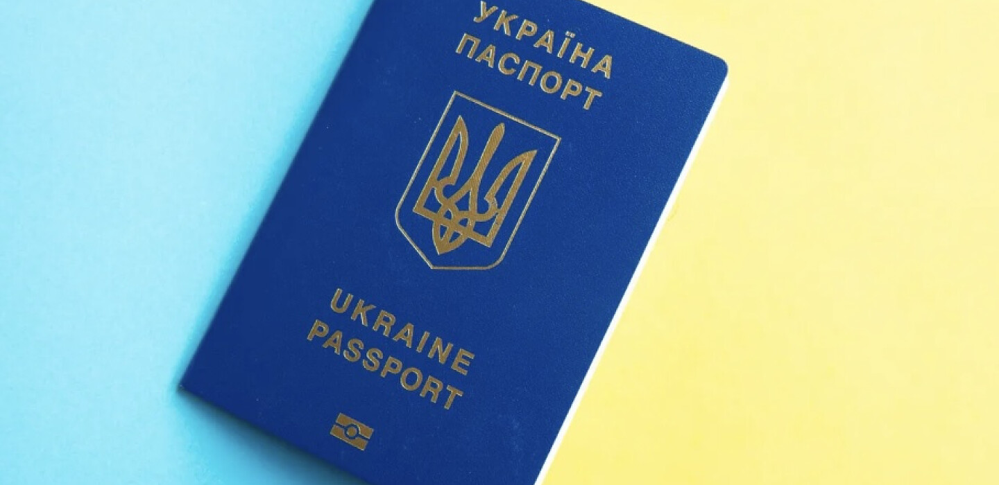 Фото до матеріалу: Чи потрібно міняти паспорт-книжечку на ID-картку у 2026 році: коли це обов'язково