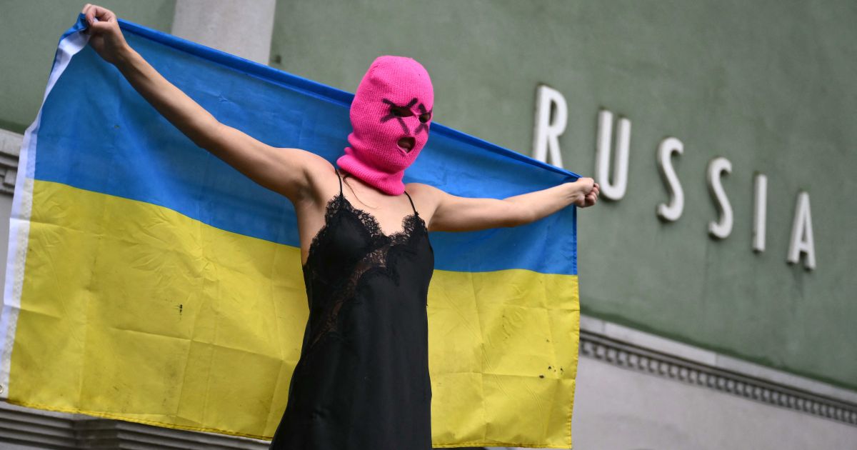 Фото до матеріалу: FEMEN та Pussy Riot влаштували протест біля павільйону РФ на Венеційській бієнале