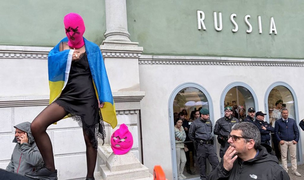 Фото до матеріалу: Активістки Pussy Riot та Femen протестували біля російського павільйону на Венеційській бієнале