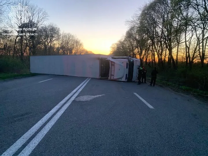 Фото до матеріалу: Аварія на трасі Тернопіль — Львів біля Зборова: поліція організувала реверсний рух