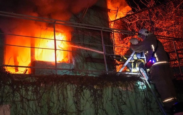 Фото до матеріалу: У Дніпрі й Києві сталися пожежі після атаки РФ