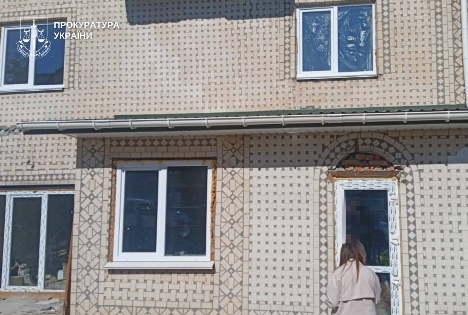 Фото до матеріалу: Скандал із будинком для ВПО на Хмельниччині: 5 нових підозрюваних у розтраті 2,6 мільйона гривень