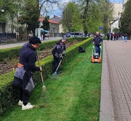 Фото до матеріалу: У Івано-Франківську стартувало голосування за кращого двірника