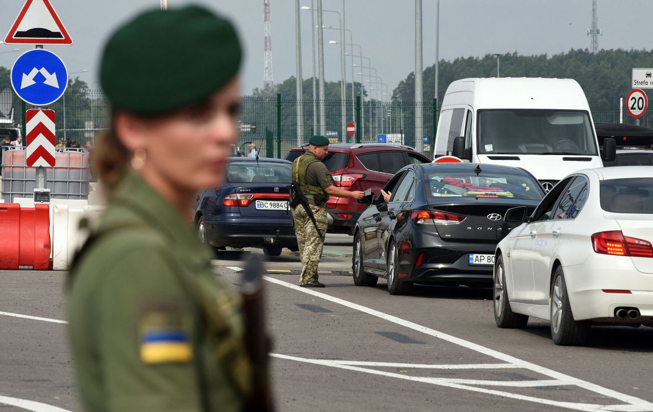 Фото до матеріалу: Пункт пропуску Медика-Шегині тимчасово обмежить роботу через ремонт на кордоні