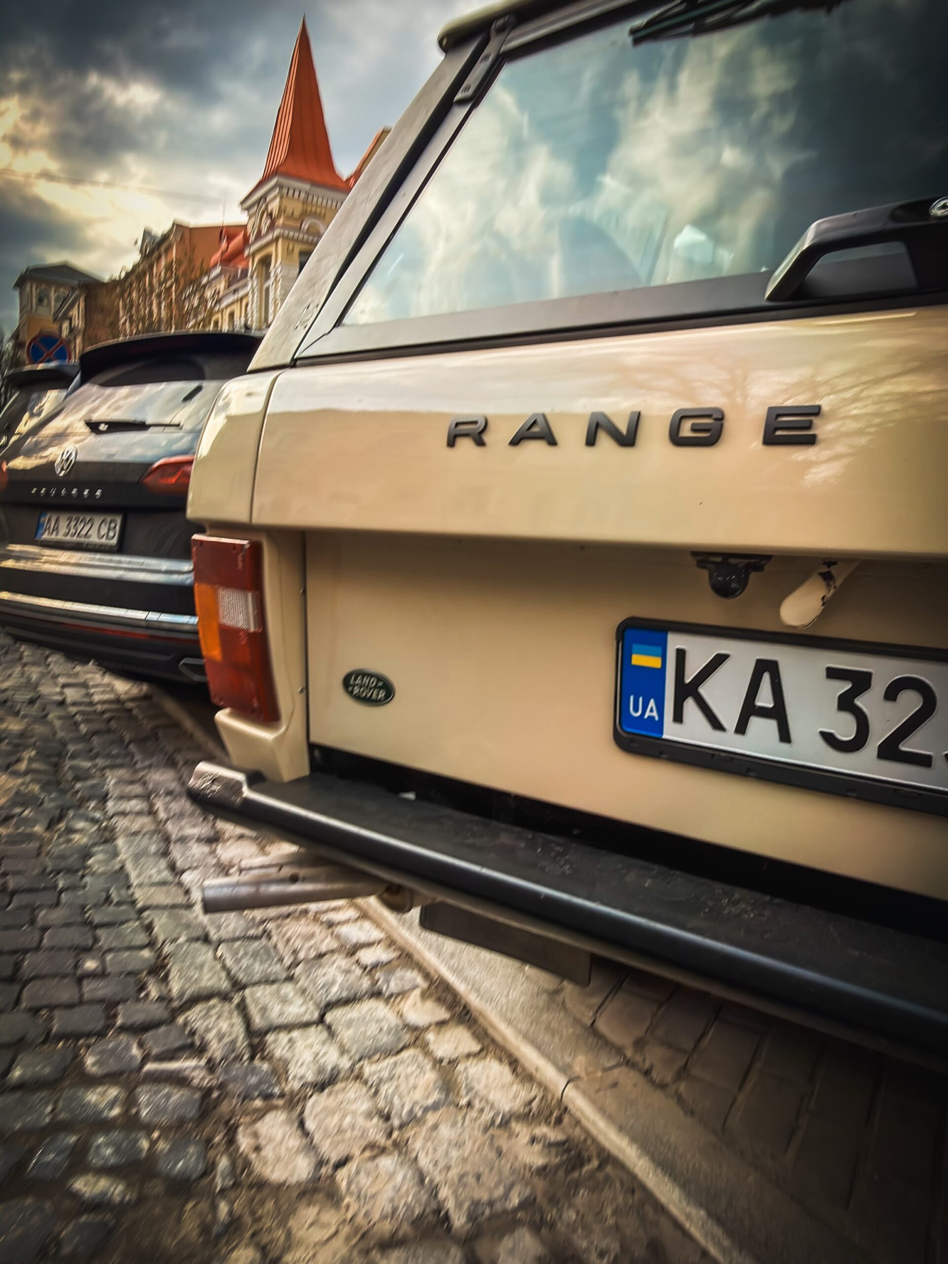 Фото до матеріалу: В Києві знайшли живий Range Rover 1987 року: власник виводить класику на дороги столиці