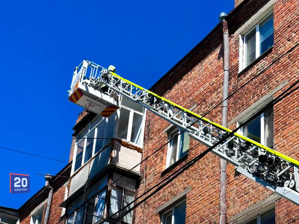 Фото до матеріалу: У Вінниці рятувальники прибрали шматок шиферу, що звисав з балкона п'ятиповерхівки